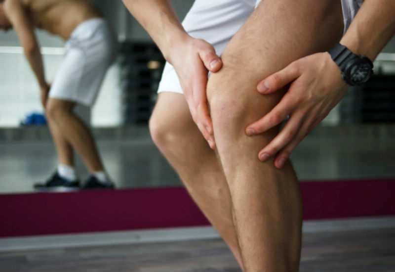 man performs knee strengthening exercises after injury using a proper physical therapy protocol