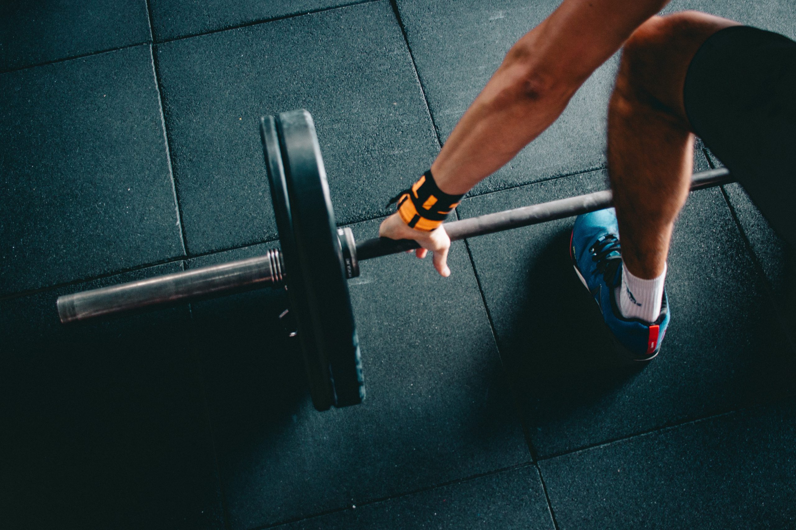 A man setting up to deadlift with a snatch grip